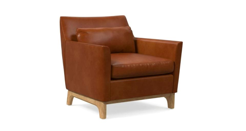 Sillón Harvey de madera estilo clásico renovado / Imagen: West Elm México