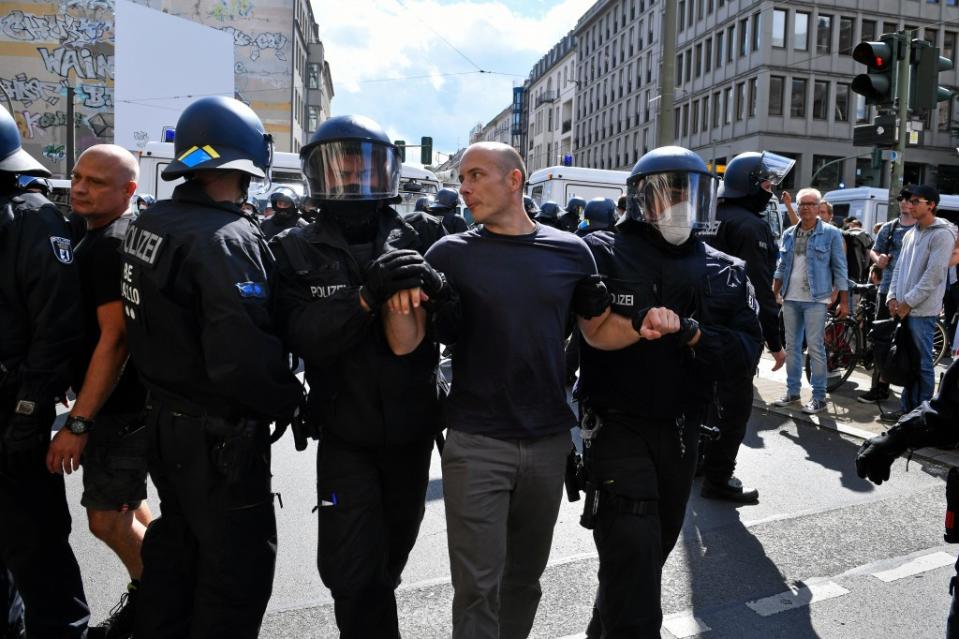 Die Polizei räumt die Kreuzung Torstraße/Friedrichstraße bei einer Demonstration gegen die Corona-Maßnahmen.<span class="copyright">Bernd von Jutrczenka / dpa</span>