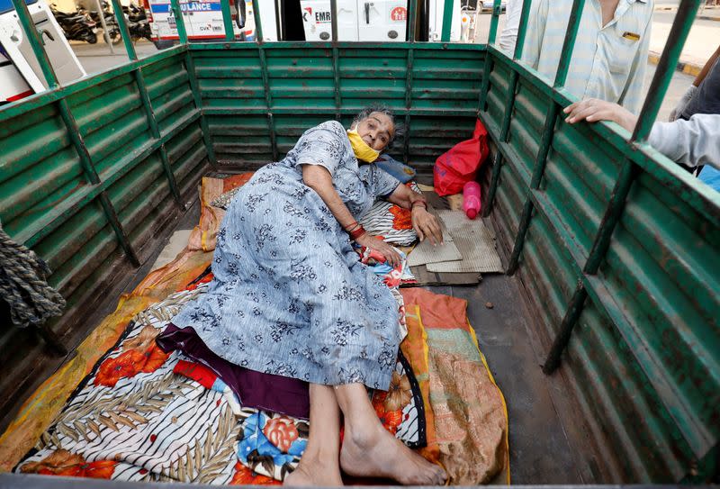 Una mujer yace acostada en la parte trasera de un camión a la espera de recibir atención médica por la enfermedad del COVID en un abarrotado hospital de Ahmedabad, en India. Abril 26, 2021. REUTERS/Amit Dave