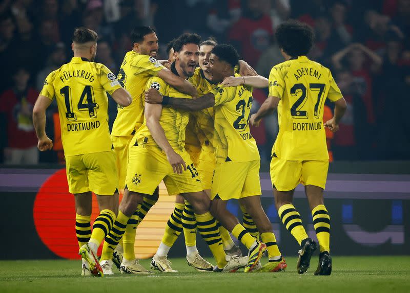 El jugador del Borussia Dortmund Mats Hummels celebra con sus compañeros tras marcar ante el PSG