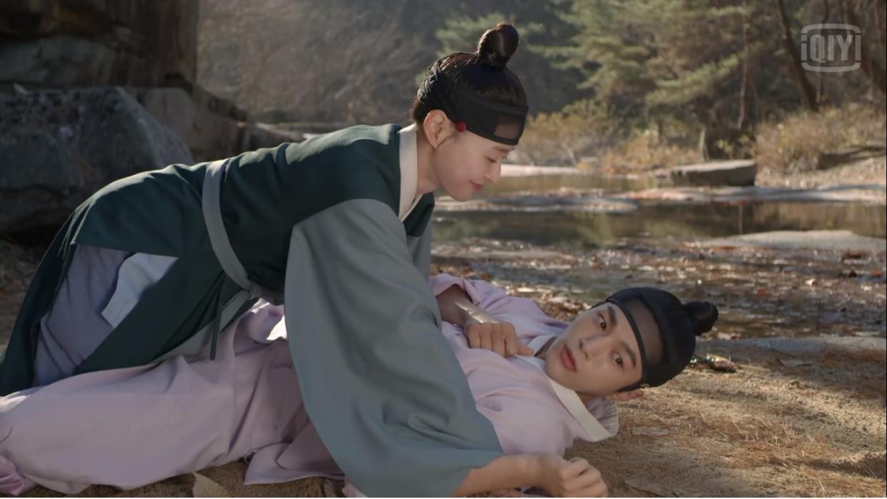 Sung Yi Gyeom (Kim Myung Soo, on his back) and Hong Da In (Kwon Na Ra) in Royal Secret Agent.