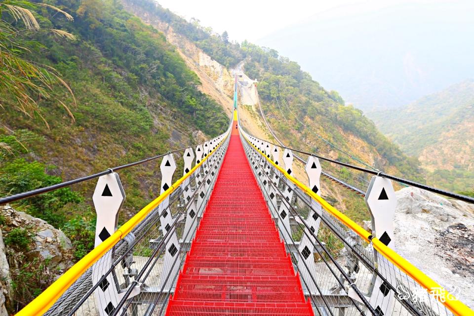 南投深山秘境「雙龍瀑布彩虹吊橋」