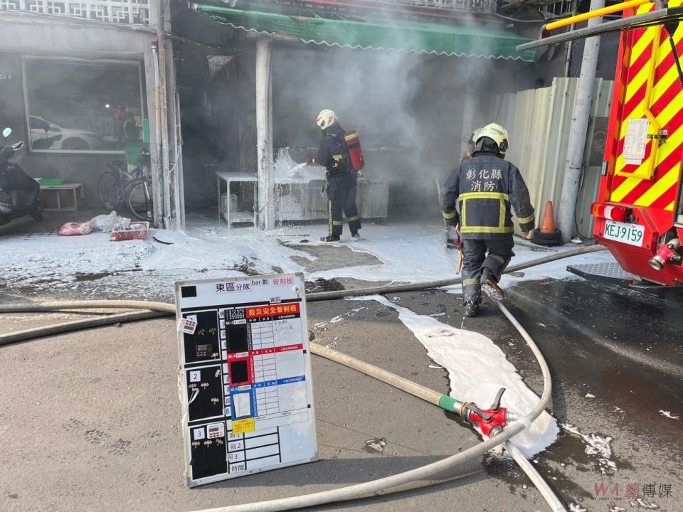 ▲位於彰化市彰美路「過溝仔肉圓王」發生火警，烹煮區火勢猛烈，消防員部署水線噴灑泡沫，攤位上的肉圓瞬間覆蓋一層厚厚的泡沫，全都泡湯。（圖／記者陳雅芳攝，2023.10.12）