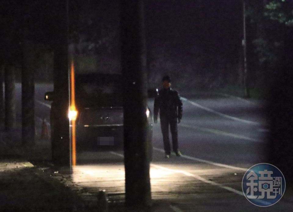 19：00 蕭大陸的行程很滿，車子一路開向萬里的家，途中停在加油站上廁所。