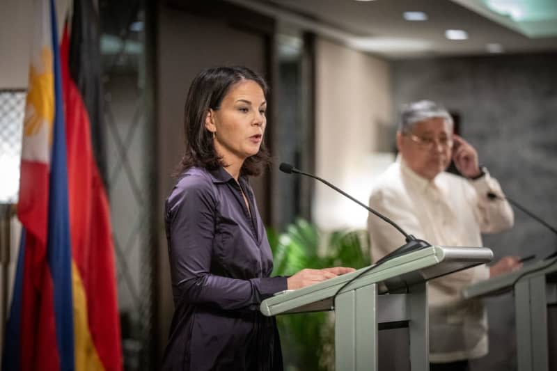 Foreign Minister of the Philippines Enrique Manalo (R) and his German counterpart Annalena Baerbock hold a joint press conference. Following her trip to the Middle East, Baerbock is now visiting Malaysia, the Philippines and Singapore. Michael Kappeler/dpa