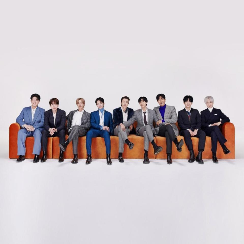 利特（左二）認為SJ是韓國第一組「大型團體」，改變了Kpop生態。（圖／Disney+提供）