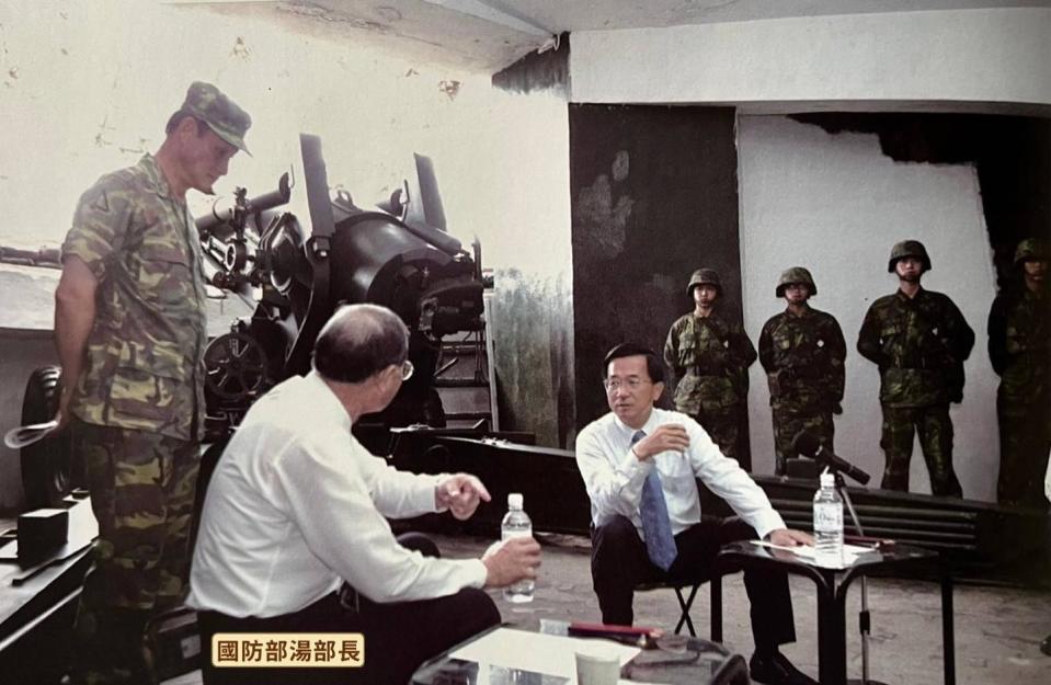 陳水扁當年與國防部長視察軍事訓練。翻攝陳水扁新勇哥物語<br> ​​​​