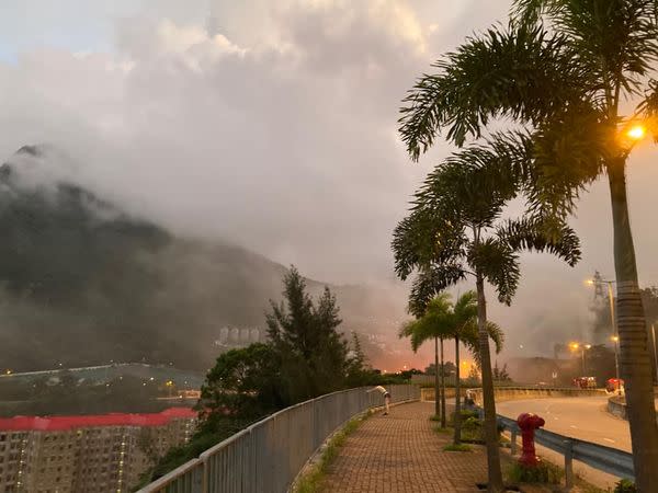 林青霞豪宅今日凌晨發生大火，現場濃煙衝天、臭氣瀰漫。（圖／翻攝自香港事故突發報料區臉書）