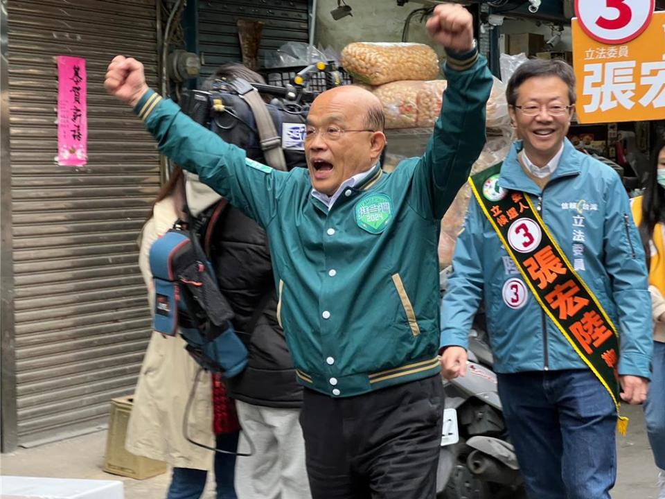 蘇貞昌今天上午陪同張宏陸到板橋湳興市場掃街拜票。（王揚傑攝）