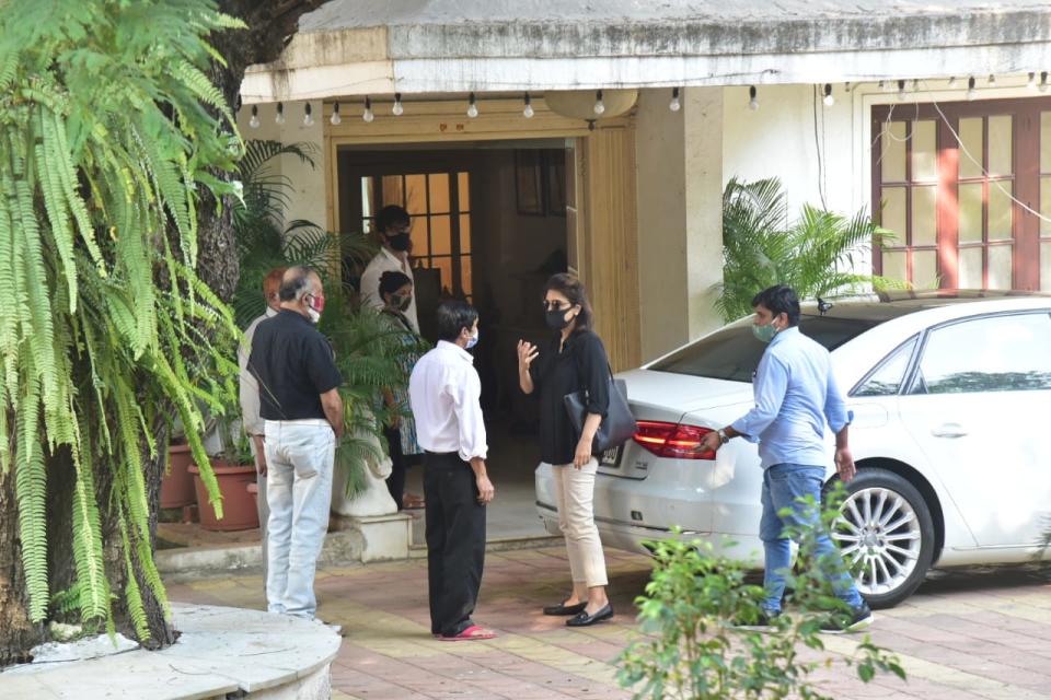 The Kapoor family gather at Rajiv Kapoor's residence in Chembur