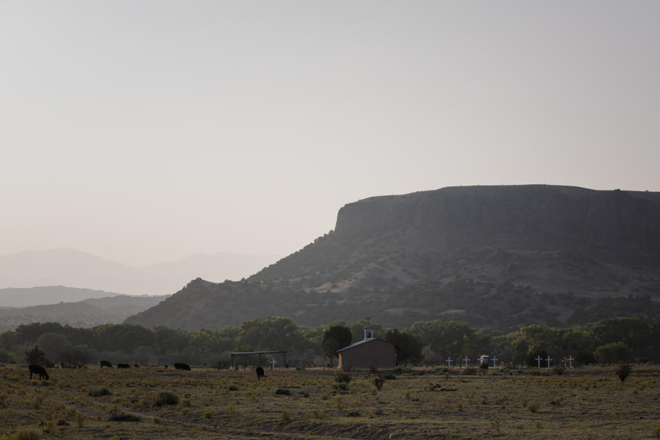 Mesa negra o Tunyo, donde hasta 2000 personas pueblo se refugiaron en la década de 1690 para enfrentarse a los españoles durante un asedio que duró un mes, en el Pueblo de San Ildefonso, Nuevo México, el 20 de septiembre de 2020. (Adria Malcolm/The New York Times)