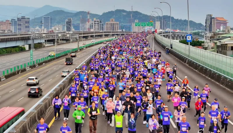 ▲ISUZU臺北國道馬拉松今晨開跑，跨界和超人力霸王布雷薩合作，吸引一萬二千名跑者上國道。（圖／路跑協會提供）