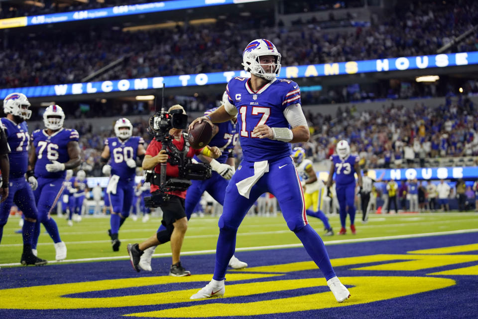 Josh Allen, quarterback de los Bills de Buffalo, se para en las diagonales luego de anotar en un acarreo ante los Rams de Los Ángeles, el jueves 8 de septiembre de 2022, en Inglewood, California (AP Foto/Ashley Landis)