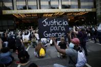 Gente participa en una protesta por la muerte de George Floyd bajo custodia policial en Mineápolis, frente al Hotel Trump International de Nueva York, Estados Unidos.