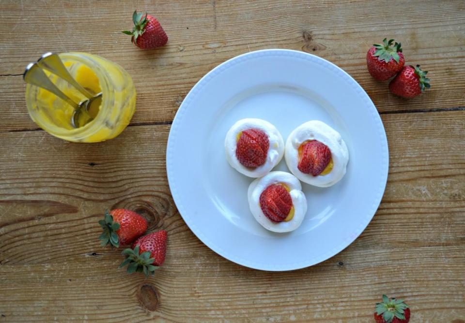 Meringue Bites With Lemon Curd and Berries