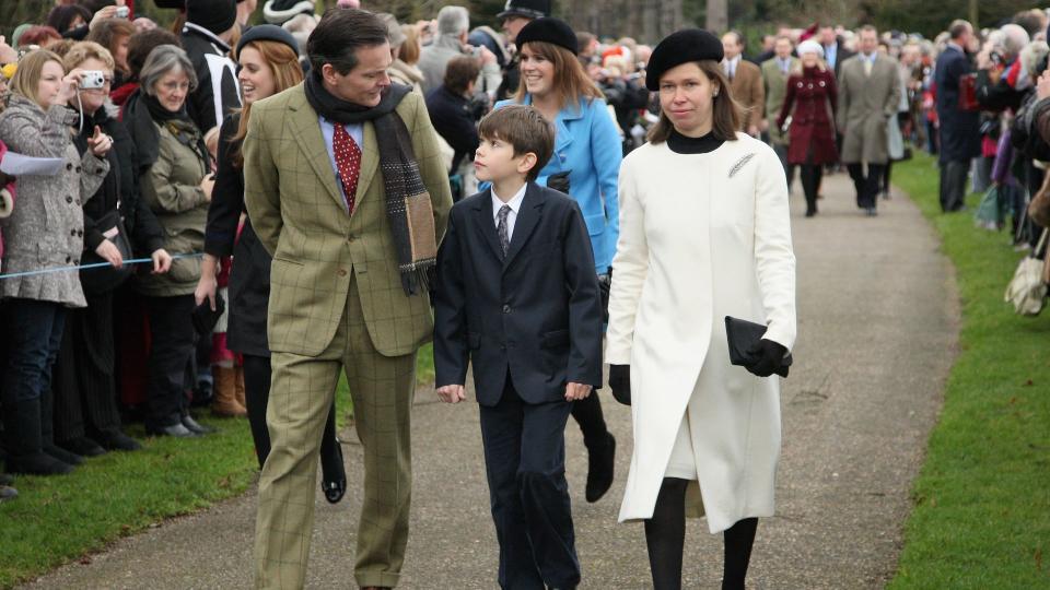 A young Samuel Chatto walking with parents David and Lady Sarah Chatto; behind them are Princess Beatrice and Princess Eugenie