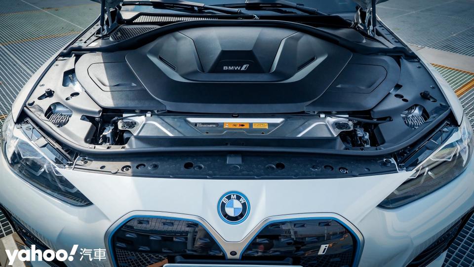 前蓋開啟後又以塑料飾板覆蓋電機組的BMW i4，儘管塑料板拆卸不難但還是遵從原廠規範好了。