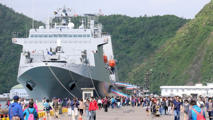 海軍106年敦睦支隊蘇澳基地開放12日持續進行，湧現參觀人潮。（軍聞社記者吳柏毅攝）