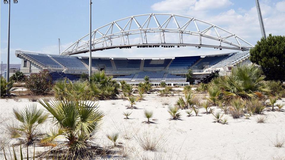 Debido a las fragilidades económicas posteriores a los Juegos Olímpicos, no se han realizado más inversiones y la mayoría de los nuevos estadios que se construyeron ahora están abandonados. (Foto de Milos Bicanski/Getty Images)