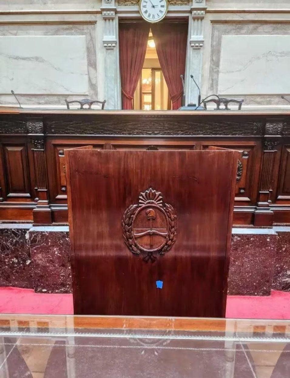 Javier Milei preparó un atril específico para su discurso en el Congreso.