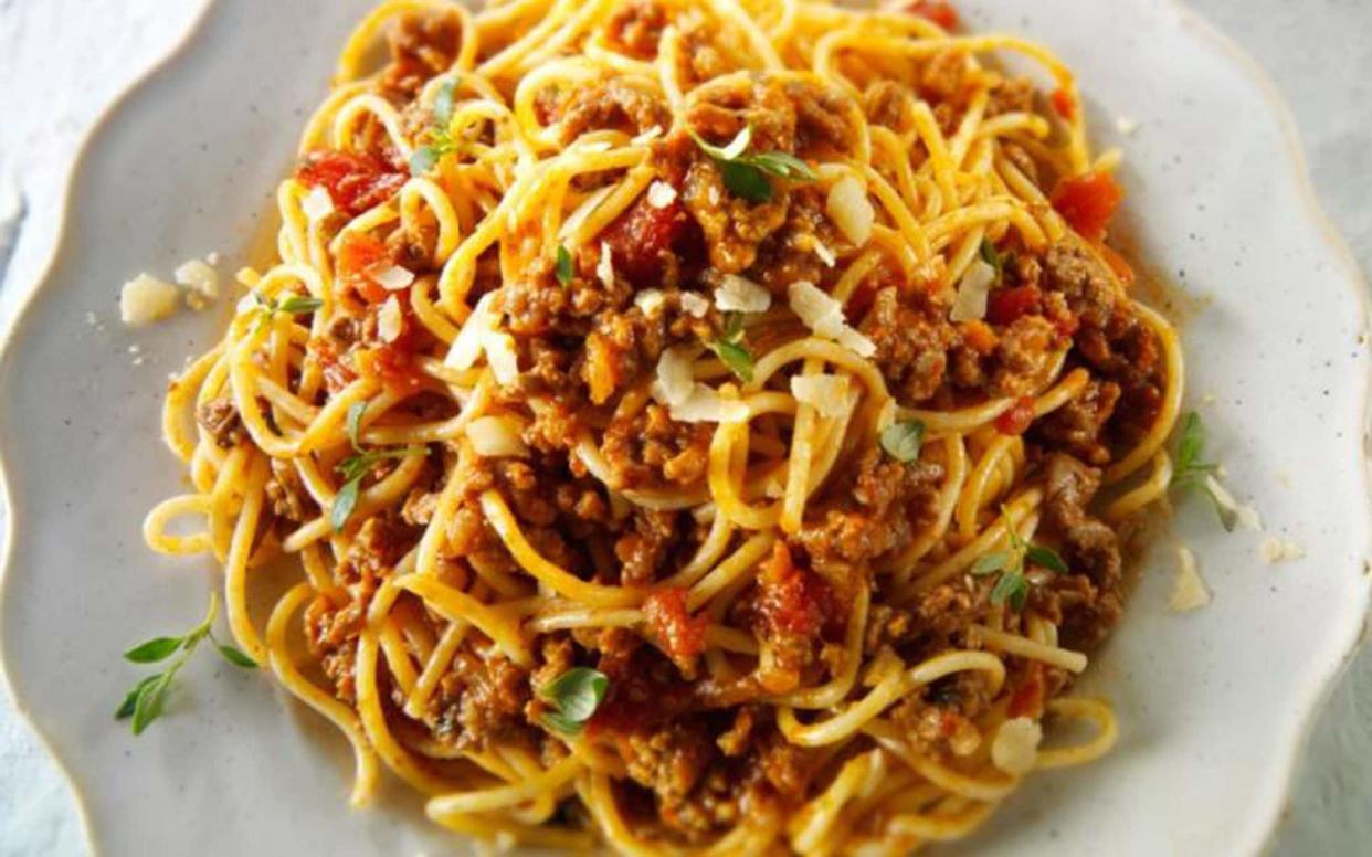 How should spaghetti bolognese be made?