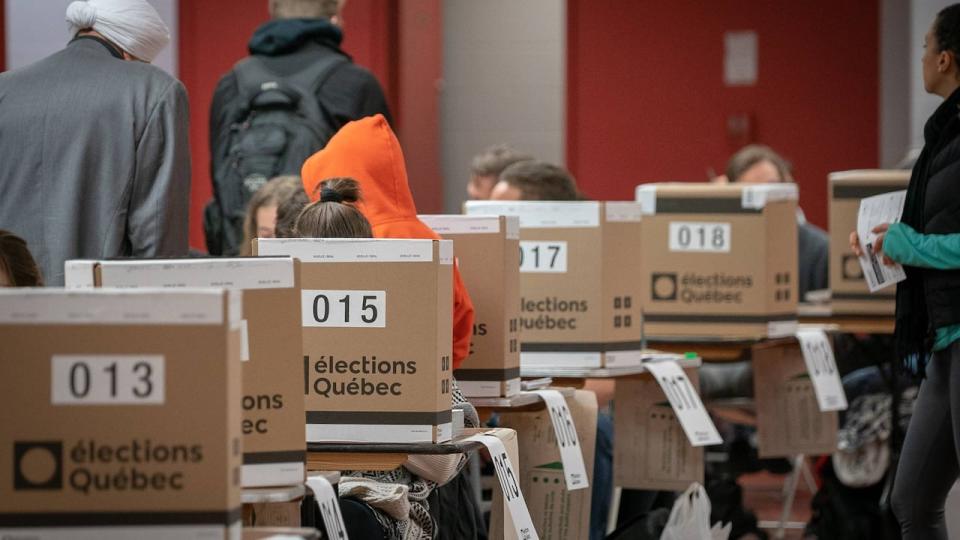 Demographic changes saw the number of eligible voters increase in some ridings and decrease in others, forcing a change to some ridings. (Martin Thibault/Radio-Canada - image credit)