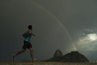 <p>Über dem Zuckerhut in Rio de Janeiro spannt sich am Tag nach Neujahr ein Regenbogen über den Himmel. (Bild: AP Photo/Leo Correa) </p>