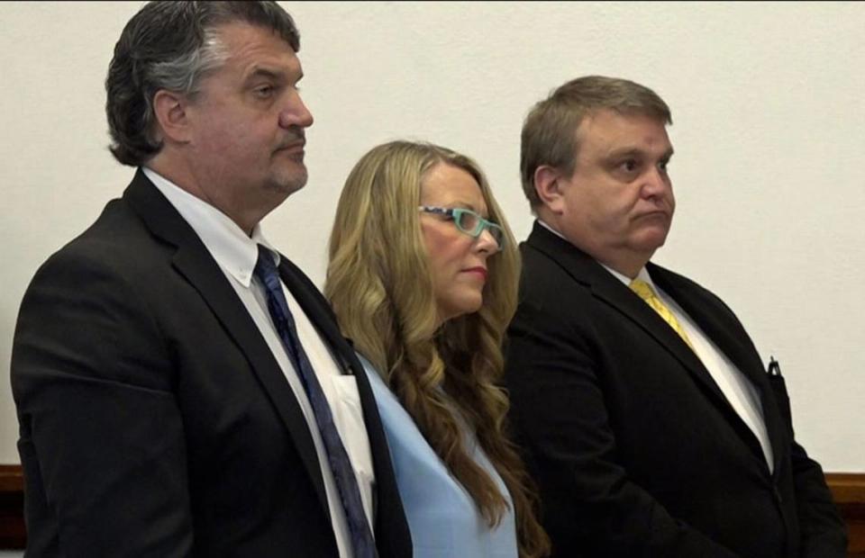 Lori Vallow Daybell stands between defense attorneys Jim Archibald, left, and John Thomas.