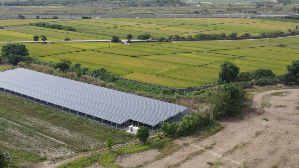 台南不少農地改種電，農地上蓋滿太陽能板。晁瑞光提供