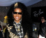 <i>Kelis, con el animal print a la cabeza.</i> Ese solitario mechón rubio enterrado en los rizos negros de la cantante Kelis parece una mancha en el lomo de una pantera. Aún si se trata de una marca de nacimiento, procura igualarla al color de tu cabello. Sí al animal print en tu guardarropa, ¡no en tu cabello!