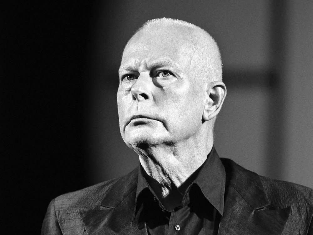 Alexander Lang, hier im Jahr 2004 am Maxim Gorki Theater in Berlin abgelichtet, ist im Alter von 82 Jahren verstorben. (Bild: imago images/DRAMA-Berlin.de)