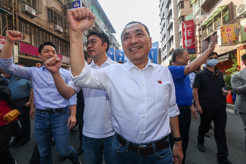 侯友宜、蔣欣璋聯合競選總部成立（1） 國民黨總統參選人侯友宜、立委參選人蔣欣璋聯合競 選總部成立大會15日上午在新北市新莊區舉行，侯友 宜（前右）、蔣欣璋（前左2）與台北市長蔣萬安 （前左1）共同呼口號造勢。 中央社記者吳家昇攝  112年10月15日 