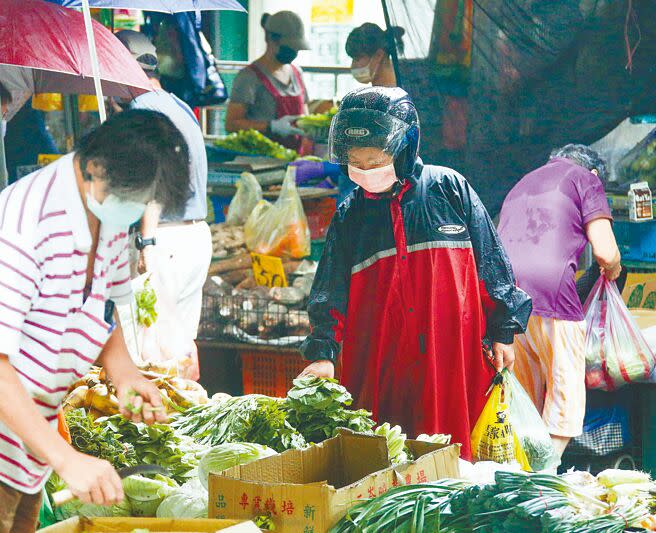 中颱軒嵐諾逐步逼近，民眾趁風雨不大前往市場採買，為颱風天做準備。（羅永銘攝）