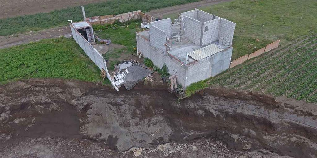 VIDEO. Comienza a caer vivienda en socavón de Juan C. Bonilla