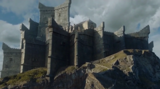 Après la destruction de Valyria, les Targaryens ont fait de l’île Peyredragon leur siège.