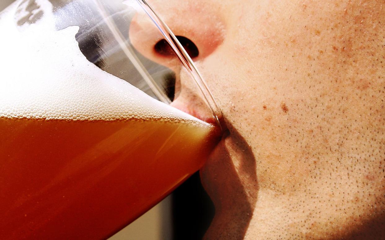 Dem Alkoholatlas 2022 zufolge kann bereits ein Glas Bier am Tag das Risiko für verschiedene Krebsarten erheblich steigern.
 (Bild: iStock/Doreen Salcher/Dee21)