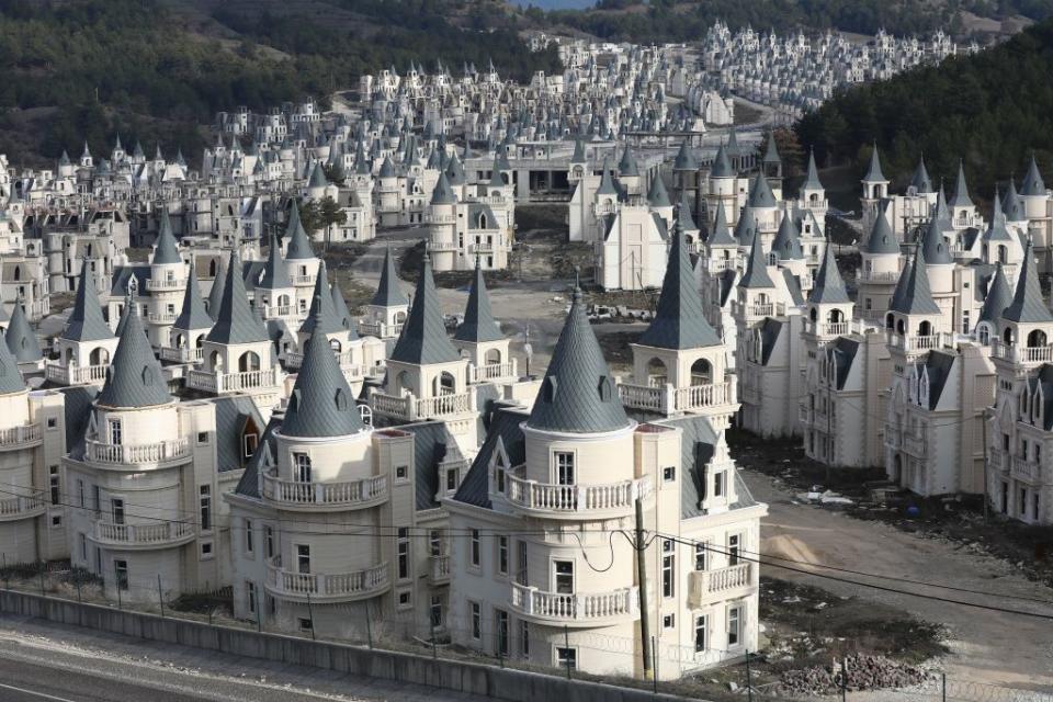 <p>Sembra un paesaggio da film Disney, ma in realtà in questi mini castelli regna la desolazione di un affare andato molto male. (foto: Getty) </p>