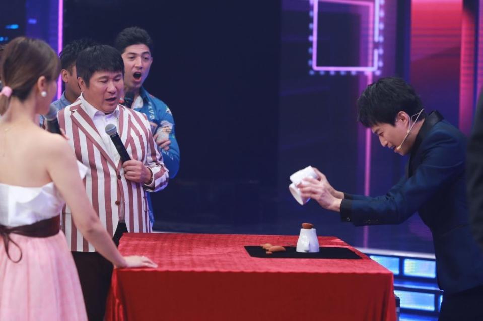 世界級魔術師陳日昇為觀眾帶來視覺衝擊的魔術表演。（圖／民視提供）