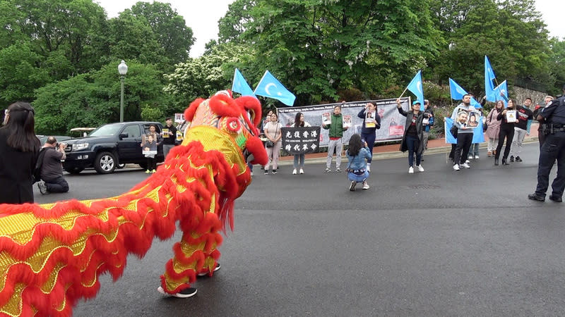 中國駐美使館出動舞龍舞獅干擾抗議 數十名民眾4日在中國駐美大使館外抗議，使館出動 舞龍舞獅隊，似乎試圖以敲鑼打鼓聲蓋過抗議聲。  中央社記者石秀娟華盛頓攝  113年5月5日 