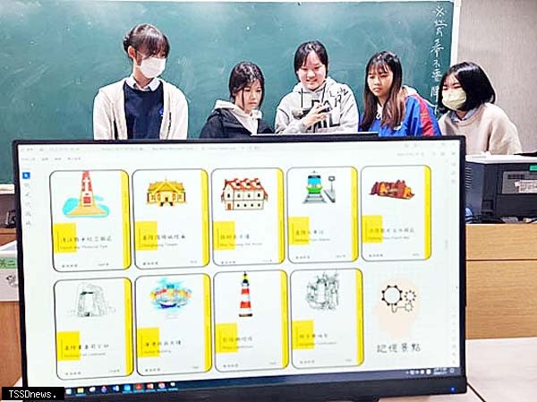 學生上台分享所創思之英語桌遊及景點卡牌設計。（圖：新北高工提供）