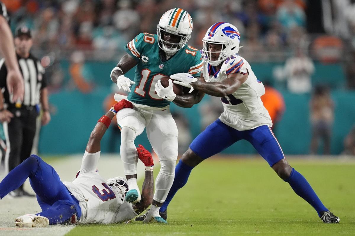 Tyreek Hill has quiet night for Dolphins in blowout loss to Bills