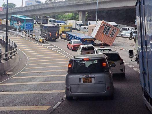 車Cam直擊｜呈祥道貨車貨櫃甩脫，猛撼石壆冒大量白煙。（fb「車cam L（香港群組）」圖片）