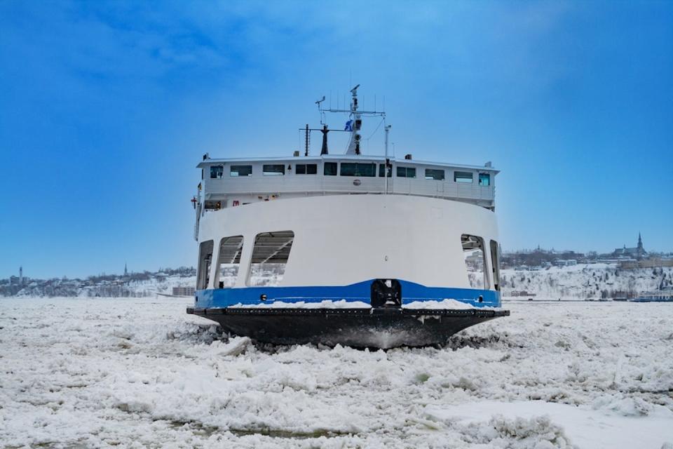 Un brise-glace au travail dans le fleuve Saint-Laurent. Le changement climatique va mener à une plus grande variabilité des épaisseurs moyennes de glace et à un morcellement du couvert de glace. Shutterstock