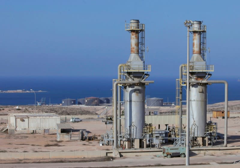 Vue sur le port pétrolier de Marsa al Hariga dans la ville de Tobrouk. Les forces fidèles au gouvernement installé dans la ville de l'est de la Libye ont conduit dans la nuit une nouvelle série de frappes aériennes près de deux des principaux terminaux pétroliers libyens pour en déloger une faction rivale, a annoncé samedi un porte-parole de l'Armée nationale libyenne. /Photo d'archives/REUTERS/Ismail Zitouny