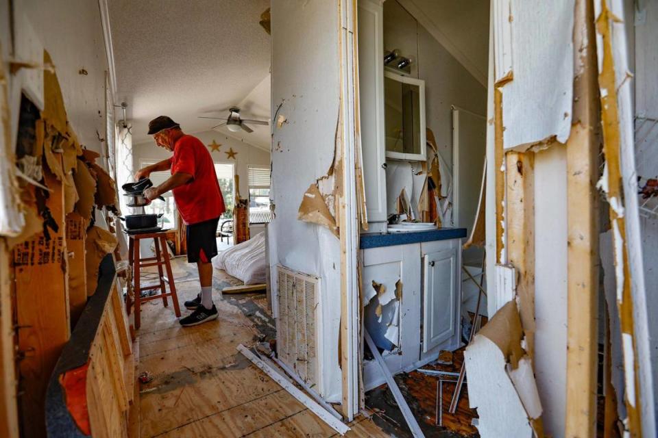 Art Herb en su casa remolque en Horseshoe Beach, Florida, el jueves 31 de agosto de 2023. La marejada ciclónica del huracán Idalia azotó su casa y muchas otras de la comunidad. Al Diaz/adiaz@miamiherald.com