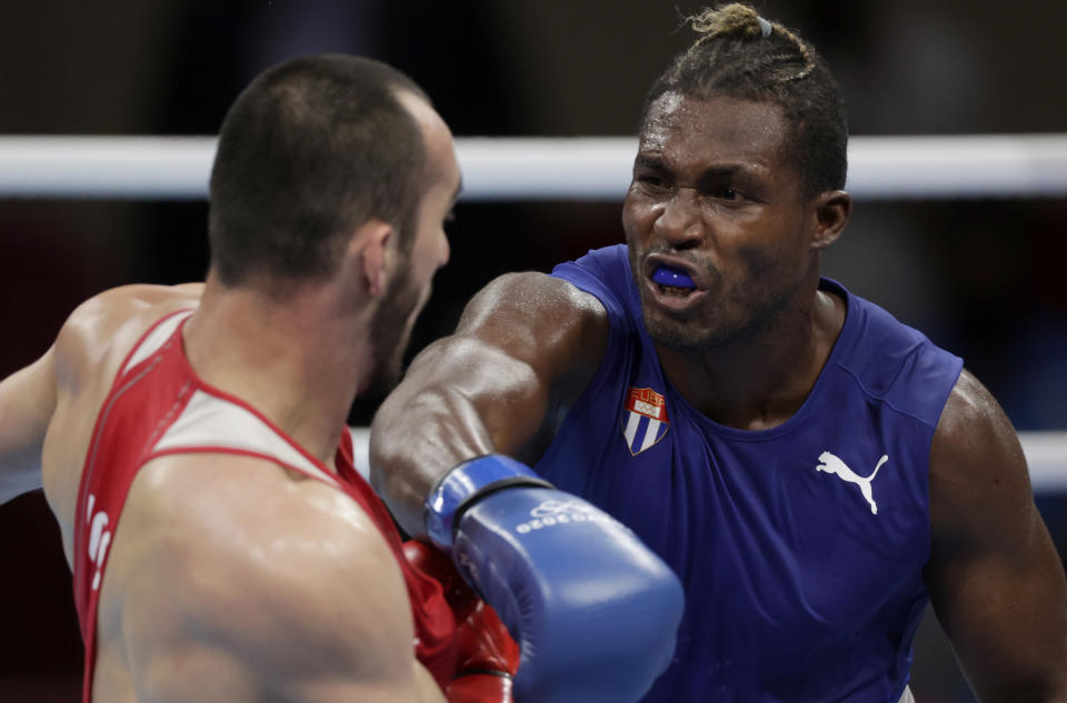 Julio César La Cruz de Cuba en acción contra el musulmán Gadzhimagomedov del Comité Olímpico Ruso durante los Juegos Olímpicos de Tokio 2020. (Foto: REUTERS/Ueslei Marcelino)