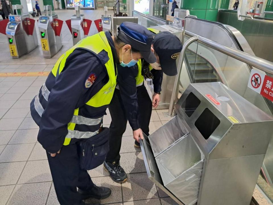 台北捷運二十七日接獲恐嚇信件，捷運警察隊加強各處月台巡邏。 　　　　　（記者孫曜樟翻攝）