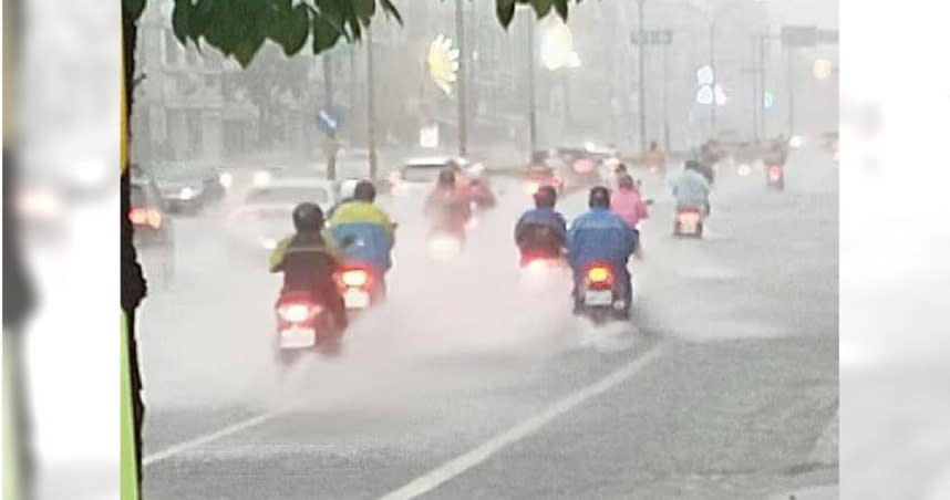 機車騎過路面濺起水花。（圖／翻攝自臉書／{仁武人}※大小事）