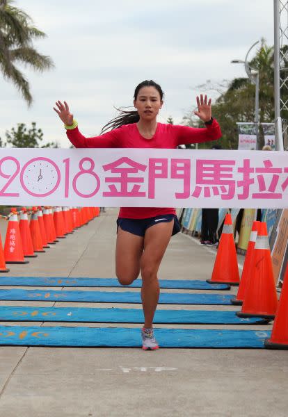 「玉兔女神」游雅君以1小時22分05秒奪下半馬女子冠軍。(大漢集團提供)