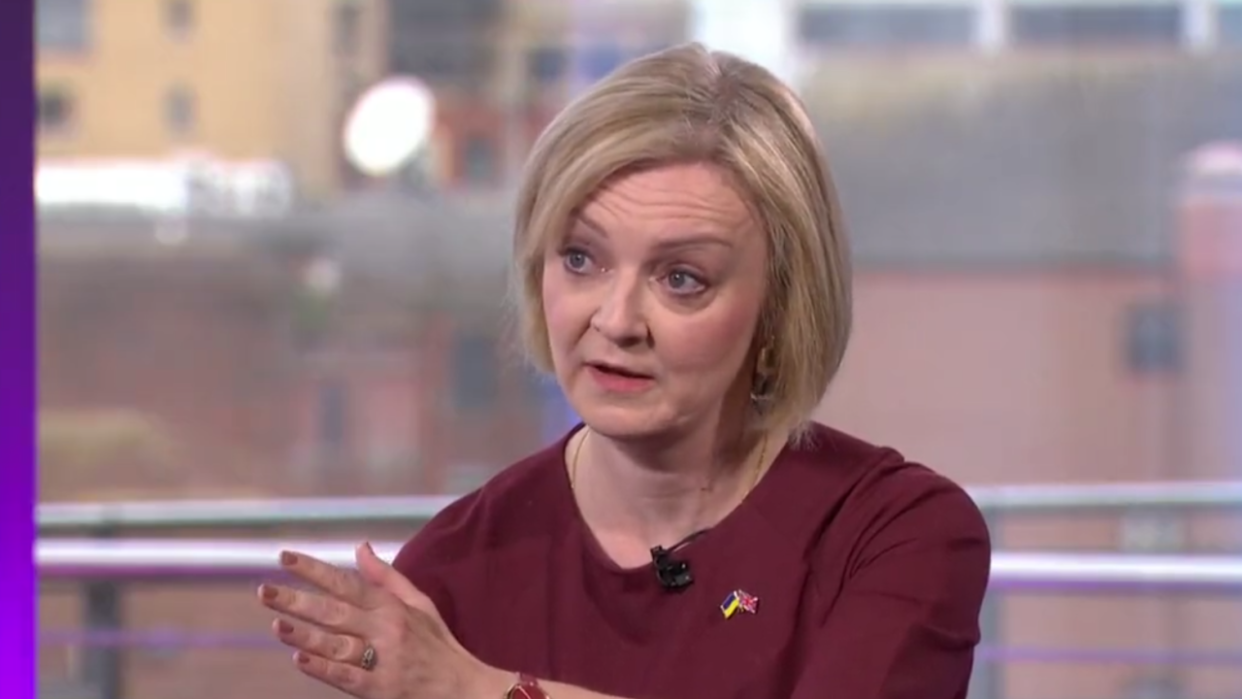 Mis en difficulté par les critiques sur son budget de baisses d’impôts, Liz Truss garde son cap.